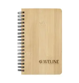 <p>Wil je een <strong>Stonewaste Bamboo A6 notitieboek bedrukken met logo</strong>? De 269099 combineert een bamboe kaft met circa 72 vel oftewel 144 gelinieerde pagina's van 120 g/m². Het papier is gemaakt op basis van 80% steenafval en een kleine hoeveelheid HDPE als bindmiddel.</p> <p> </p> <h2>Compact A6-notitieboek voor onderweg</h2> <p>Het A6-formaat maakt dit notitieboek gemakkelijk mee te nemen naar afspraken, beurzen, trainingen en andere momenten buiten kantoor. Ondanks het compacte formaat biedt het circa 144 pagina's voor notities, ideeën en actielijsten.</p> <p>De gelinieerde uitvoering helpt om aantekeningen overzichtelijk te houden en maakt het boek geschikt voor dagelijks zakelijk gebruik.</p> <p> </p> <h2>Papier gemaakt met 80% steenafval</h2> <p>Het binnenwerk bestaat uit 120 g/m² papier dat wordt gemaakt met 80% steenafval. Een kleine hoeveelheid HDPE wordt gebruikt om het steenpoeder te binden.</p> <p>Volgens de productinformatie zijn bij de productie minder gron