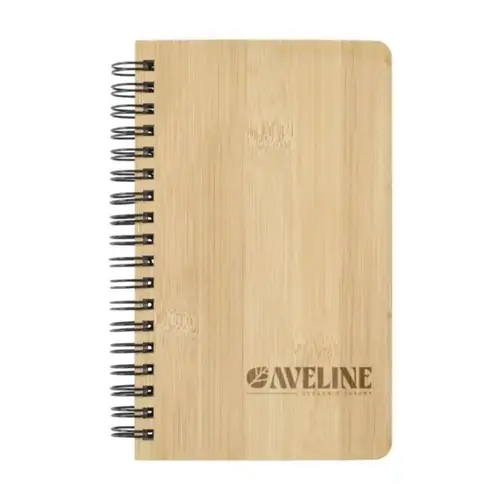<p>Wil je een <strong>Stonewaste Bamboo A6 notitieboek bedrukken met logo</strong>? De 269099 combineert een bamboe kaft met circa 72 vel oftewel 144 gelinieerde pagina's van 120 g/m². Het papier is gemaakt op basis van 80% steenafval en een kleine hoeveelheid HDPE als bindmiddel.</p> <p> </p> <h2>Compact A6-notitieboek voor onderweg</h2> <p>Het A6-formaat maakt dit notitieboek gemakkelijk mee te nemen naar afspraken, beurzen, trainingen en andere momenten buiten kantoor. Ondanks het compacte formaat biedt het circa 144 pagina's voor notities, ideeën en actielijsten.</p> <p>De gelinieerde uitvoering helpt om aantekeningen overzichtelijk te houden en maakt het boek geschikt voor dagelijks zakelijk gebruik.</p> <p> </p> <h2>Papier gemaakt met 80% steenafval</h2> <p>Het binnenwerk bestaat uit 120 g/m² papier dat wordt gemaakt met 80% steenafval. Een kleine hoeveelheid HDPE wordt gebruikt om het steenpoeder te binden.</p> <p>Volgens de productinformatie zijn bij de productie minder gron