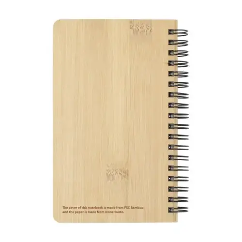 <p>Wil je een <strong>Stonewaste Bamboo A6 notitieboek bedrukken met logo</strong>? De 269099 combineert een bamboe kaft met circa 72 vel oftewel 144 gelinieerde pagina's van 120 g/m². Het papier is gemaakt op basis van 80% steenafval en een kleine hoeveelheid HDPE als bindmiddel.</p> <p> </p> <h2>Compact A6-notitieboek voor onderweg</h2> <p>Het A6-formaat maakt dit notitieboek gemakkelijk mee te nemen naar afspraken, beurzen, trainingen en andere momenten buiten kantoor. Ondanks het compacte formaat biedt het circa 144 pagina's voor notities, ideeën en actielijsten.</p> <p>De gelinieerde uitvoering helpt om aantekeningen overzichtelijk te houden en maakt het boek geschikt voor dagelijks zakelijk gebruik.</p> <p> </p> <h2>Papier gemaakt met 80% steenafval</h2> <p>Het binnenwerk bestaat uit 120 g/m² papier dat wordt gemaakt met 80% steenafval. Een kleine hoeveelheid HDPE wordt gebruikt om het steenpoeder te binden.</p> <p>Volgens de productinformatie zijn bij de productie minder gron