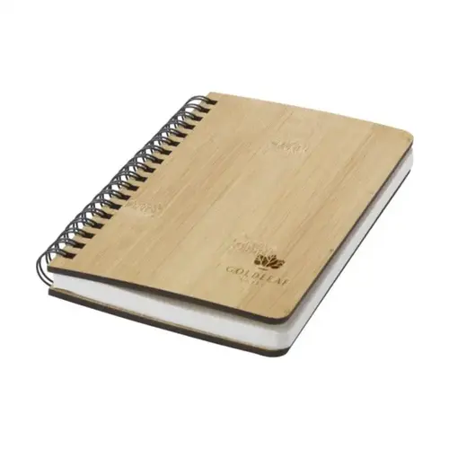 <p>Wil je een <strong>Stonewaste Bamboo A6 notitieboek bedrukken met logo</strong>? De 269099 combineert een bamboe kaft met circa 72 vel oftewel 144 gelinieerde pagina's van 120 g/m². Het papier is gemaakt op basis van 80% steenafval en een kleine hoeveelheid HDPE als bindmiddel.</p> <p> </p> <h2>Compact A6-notitieboek voor onderweg</h2> <p>Het A6-formaat maakt dit notitieboek gemakkelijk mee te nemen naar afspraken, beurzen, trainingen en andere momenten buiten kantoor. Ondanks het compacte formaat biedt het circa 144 pagina's voor notities, ideeën en actielijsten.</p> <p>De gelinieerde uitvoering helpt om aantekeningen overzichtelijk te houden en maakt het boek geschikt voor dagelijks zakelijk gebruik.</p> <p> </p> <h2>Papier gemaakt met 80% steenafval</h2> <p>Het binnenwerk bestaat uit 120 g/m² papier dat wordt gemaakt met 80% steenafval. Een kleine hoeveelheid HDPE wordt gebruikt om het steenpoeder te binden.</p> <p>Volgens de productinformatie zijn bij de productie minder gron