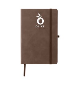 <p>Wil je een <strong>Riva A5 notitieboek bedrukken met logo</strong>? De 1502314 is een verzorgd zakelijk notitieboek met een harde kaft van PU en Dacron. Binnenin vind je circa 80 vel oftewel 160 crèmekleurige gelinieerde pagina's van FSC Mix-gecertificeerd papier, aangevuld met een sluitelastiek en zijden leeslint.</p> <p> </p> <h2>Chique hardcover van PU en Dacron</h2> <p>De Riva onderscheidt zich vooral door het materiaal van de harde kaft. Deze bestaat uit een combinatie van PU en Dacron, voelt volgens de leverancier prettig aan en geeft het notitieboek een chique uitstraling.</p> <p>Daardoor past dit model goed wanneer je een klassiek A5-notitieboek zoekt dat qua afwerking net wat representatiever oogt dan een eenvoudige standaardcover.</p> <p> </p> <h2>160 gelinieerde pagina's in A5-formaat</h2> <p>Het notitieboek bevat circa 80 vel, wat neerkomt op ongeveer 160 beschrijfbare pagina's. Het crèmekleurige papier is gelinieerd en heeft een gewicht van 80 g/m².</p> <p>Het A5-for
