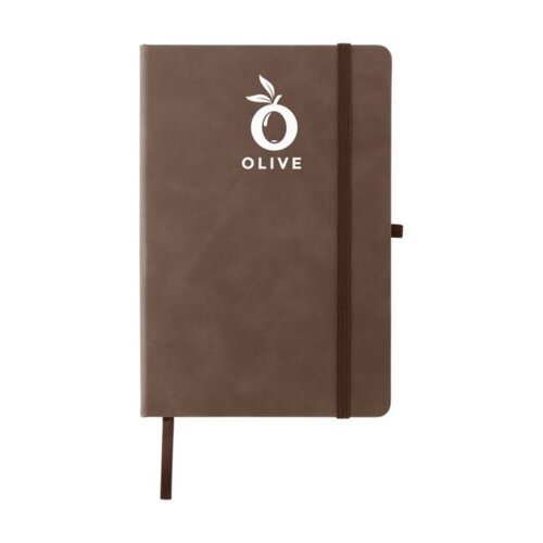 <p>Wil je een <strong>Riva A5 notitieboek bedrukken met logo</strong>? De 1502314 is een verzorgd zakelijk notitieboek met een harde kaft van PU en Dacron. Binnenin vind je circa 80 vel oftewel 160 crèmekleurige gelinieerde pagina's van FSC Mix-gecertificeerd papier, aangevuld met een sluitelastiek en zijden leeslint.</p> <p> </p> <h2>Chique hardcover van PU en Dacron</h2> <p>De Riva onderscheidt zich vooral door het materiaal van de harde kaft. Deze bestaat uit een combinatie van PU en Dacron, voelt volgens de leverancier prettig aan en geeft het notitieboek een chique uitstraling.</p> <p>Daardoor past dit model goed wanneer je een klassiek A5-notitieboek zoekt dat qua afwerking net wat representatiever oogt dan een eenvoudige standaardcover.</p> <p> </p> <h2>160 gelinieerde pagina's in A5-formaat</h2> <p>Het notitieboek bevat circa 80 vel, wat neerkomt op ongeveer 160 beschrijfbare pagina's. Het crèmekleurige papier is gelinieerd en heeft een gewicht van 80 g/m².</p> <p>Het A5-for