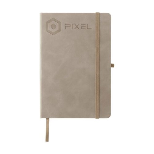 <p>Wil je een <strong>Riva A5 notitieboek bedrukken met logo</strong>? De 1502314 is een verzorgd zakelijk notitieboek met een harde kaft van PU en Dacron. Binnenin vind je circa 80 vel oftewel 160 crèmekleurige gelinieerde pagina's van FSC Mix-gecertificeerd papier, aangevuld met een sluitelastiek en zijden leeslint.</p> <p> </p> <h2>Chique hardcover van PU en Dacron</h2> <p>De Riva onderscheidt zich vooral door het materiaal van de harde kaft. Deze bestaat uit een combinatie van PU en Dacron, voelt volgens de leverancier prettig aan en geeft het notitieboek een chique uitstraling.</p> <p>Daardoor past dit model goed wanneer je een klassiek A5-notitieboek zoekt dat qua afwerking net wat representatiever oogt dan een eenvoudige standaardcover.</p> <p> </p> <h2>160 gelinieerde pagina's in A5-formaat</h2> <p>Het notitieboek bevat circa 80 vel, wat neerkomt op ongeveer 160 beschrijfbare pagina's. Het crèmekleurige papier is gelinieerd en heeft een gewicht van 80 g/m².</p> <p>Het A5-for