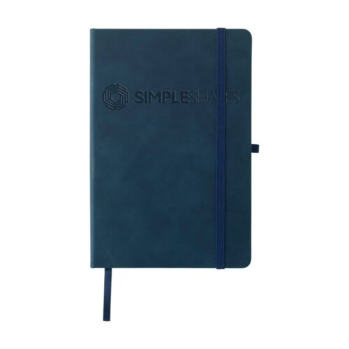 <p>Wil je een <strong>Riva A5 notitieboek bedrukken met logo</strong>? De 1502314 is een verzorgd zakelijk notitieboek met een harde kaft van PU en Dacron. Binnenin vind je circa 80 vel oftewel 160 crèmekleurige gelinieerde pagina's van FSC Mix-gecertificeerd papier, aangevuld met een sluitelastiek en zijden leeslint.</p> <p> </p> <h2>Chique hardcover van PU en Dacron</h2> <p>De Riva onderscheidt zich vooral door het materiaal van de harde kaft. Deze bestaat uit een combinatie van PU en Dacron, voelt volgens de leverancier prettig aan en geeft het notitieboek een chique uitstraling.</p> <p>Daardoor past dit model goed wanneer je een klassiek A5-notitieboek zoekt dat qua afwerking net wat representatiever oogt dan een eenvoudige standaardcover.</p> <p> </p> <h2>160 gelinieerde pagina's in A5-formaat</h2> <p>Het notitieboek bevat circa 80 vel, wat neerkomt op ongeveer 160 beschrijfbare pagina's. Het crèmekleurige papier is gelinieerd en heeft een gewicht van 80 g/m².</p> <p>Het A5-for