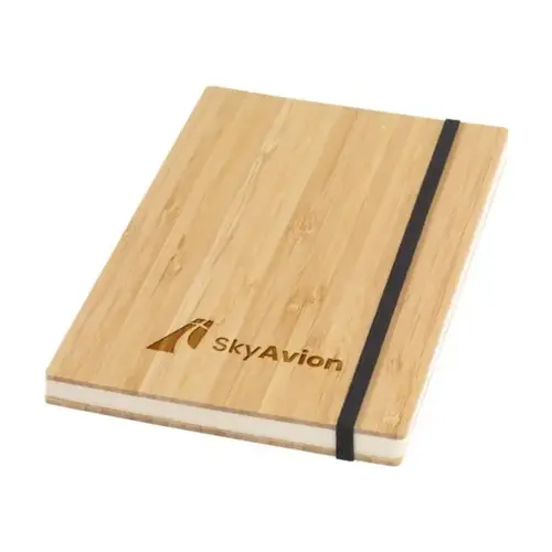 <p>Wil je een <strong>Bamboo Journal Naked Spine A5 notitieboek bedrukken met logo</strong>? De 263923 combineert een stevige FSC 100%-gecertificeerde bamboe hardcover met een bijzondere naked spine-binding. Hierdoor kan het notitieboek volledig worden geopend en zo vlak mogelijk op tafel blijven liggen tijdens het schrijven of schetsen.</p> <p> </p> <h2>Naked spine-binding voor vlak openleggen</h2> <p>Het opvallendste kenmerk van de Bamboo Journal is de zogenaamde naked spine-binding. Deze bindwijze is speciaal ontworpen om het notitieboek helemaal te kunnen openen.</p> <p>Daardoor liggen de pagina's tijdens het gebruik zo vlak mogelijk op tafel. Dat is praktisch wanneer je over de volledige breedte wilt schrijven, schetsen of aantekeningen wilt maken zonder het boek voortdurend open te hoeven houden.</p> <p> </p> <h2>Stevige bamboe hardcover</h2> <p>De harde kaft is uitgevoerd in bamboe en is FSC 100%-gecertificeerd. Het materiaal geeft het notitieboek een herkenbare natuurlijke uits