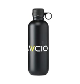 <p>Wil je een <strong>Belly RCS drinkfles 750 ml bedrukken met logo</strong>? De 263041 is een enkelwandige waterfles van gerecycled RVS met een matte coating. De lekvrije kunststof schroefdop en opvallende ronde draaglus maken de fles praktisch voor kantoor, evenementen en dagelijks gebruik onderweg.</p> <p> </p> <h2>RVS waterfles van 750 ml</h2> <p>Met een inhoud van 750 ml biedt de Belly voldoende ruimte voor water en andere koude dranken gedurende de dag. Het formaat is ruimer dan een traditionele halve-literfles zonder direct naar een grote literfles te gaan.</p> <p>Daardoor is deze uitvoering geschikt voor medewerkers en relaties die hun drinkfles regelmatig meenemen naar kantoor, afspraken of activiteiten buiten de deur.</p> <p> </p> <h2>Enkelwandige constructie</h2> <p>De Belly is enkelwandig uitgevoerd en bedoeld voor koude dranken. Het is dus geen geïsoleerde thermosfles voor het langdurig warm of koud houden van de inhoud.</p> <p>Wanneer temperatuurisolatie belangrijk is, k