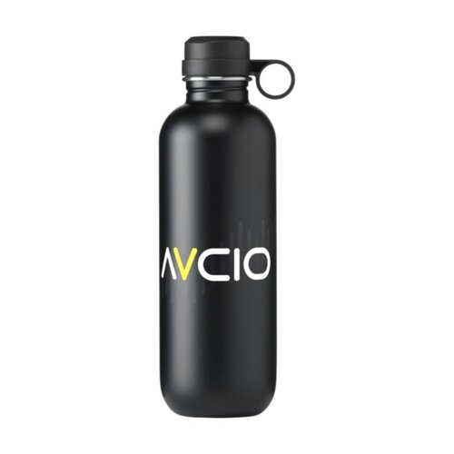<p>Wil je een <strong>Belly RCS drinkfles 750 ml bedrukken met logo</strong>? De 263041 is een enkelwandige waterfles van gerecycled RVS met een matte coating. De lekvrije kunststof schroefdop en opvallende ronde draaglus maken de fles praktisch voor kantoor, evenementen en dagelijks gebruik onderweg.</p> <p> </p> <h2>RVS waterfles van 750 ml</h2> <p>Met een inhoud van 750 ml biedt de Belly voldoende ruimte voor water en andere koude dranken gedurende de dag. Het formaat is ruimer dan een traditionele halve-literfles zonder direct naar een grote literfles te gaan.</p> <p>Daardoor is deze uitvoering geschikt voor medewerkers en relaties die hun drinkfles regelmatig meenemen naar kantoor, afspraken of activiteiten buiten de deur.</p> <p> </p> <h2>Enkelwandige constructie</h2> <p>De Belly is enkelwandig uitgevoerd en bedoeld voor koude dranken. Het is dus geen geïsoleerde thermosfles voor het langdurig warm of koud houden van de inhoud.</p> <p>Wanneer temperatuurisolatie belangrijk is, k