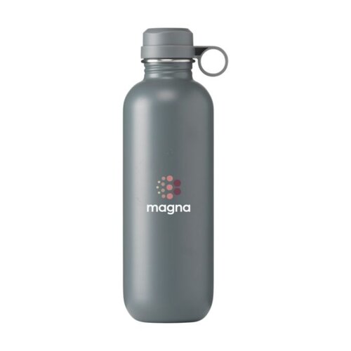 <p>Wil je een <strong>Belly RCS drinkfles 750 ml bedrukken met logo</strong>? De 263041 is een enkelwandige waterfles van gerecycled RVS met een matte coating. De lekvrije kunststof schroefdop en opvallende ronde draaglus maken de fles praktisch voor kantoor, evenementen en dagelijks gebruik onderweg.</p> <p> </p> <h2>RVS waterfles van 750 ml</h2> <p>Met een inhoud van 750 ml biedt de Belly voldoende ruimte voor water en andere koude dranken gedurende de dag. Het formaat is ruimer dan een traditionele halve-literfles zonder direct naar een grote literfles te gaan.</p> <p>Daardoor is deze uitvoering geschikt voor medewerkers en relaties die hun drinkfles regelmatig meenemen naar kantoor, afspraken of activiteiten buiten de deur.</p> <p> </p> <h2>Enkelwandige constructie</h2> <p>De Belly is enkelwandig uitgevoerd en bedoeld voor koude dranken. Het is dus geen geïsoleerde thermosfles voor het langdurig warm of koud houden van de inhoud.</p> <p>Wanneer temperatuurisolatie belangrijk is, k