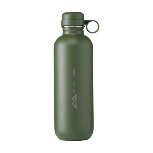<p>Wil je een <strong>Belly RCS drinkfles 750 ml bedrukken met logo</strong>? De 263041 is een enkelwandige waterfles van gerecycled RVS met een matte coating. De lekvrije kunststof schroefdop en opvallende ronde draaglus maken de fles praktisch voor kantoor, evenementen en dagelijks gebruik onderweg.</p> <p> </p> <h2>RVS waterfles van 750 ml</h2> <p>Met een inhoud van 750 ml biedt de Belly voldoende ruimte voor water en andere koude dranken gedurende de dag. Het formaat is ruimer dan een traditionele halve-literfles zonder direct naar een grote literfles te gaan.</p> <p>Daardoor is deze uitvoering geschikt voor medewerkers en relaties die hun drinkfles regelmatig meenemen naar kantoor, afspraken of activiteiten buiten de deur.</p> <p> </p> <h2>Enkelwandige constructie</h2> <p>De Belly is enkelwandig uitgevoerd en bedoeld voor koude dranken. Het is dus geen geïsoleerde thermosfles voor het langdurig warm of koud houden van de inhoud.</p> <p>Wanneer temperatuurisolatie belangrijk is, k