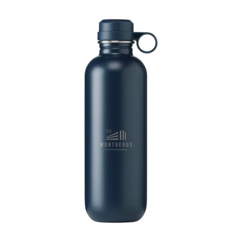 <p>Wil je een <strong>Belly RCS drinkfles 750 ml bedrukken met logo</strong>? De 263041 is een enkelwandige waterfles van gerecycled RVS met een matte coating. De lekvrije kunststof schroefdop en opvallende ronde draaglus maken de fles praktisch voor kantoor, evenementen en dagelijks gebruik onderweg.</p> <p> </p> <h2>RVS waterfles van 750 ml</h2> <p>Met een inhoud van 750 ml biedt de Belly voldoende ruimte voor water en andere koude dranken gedurende de dag. Het formaat is ruimer dan een traditionele halve-literfles zonder direct naar een grote literfles te gaan.</p> <p>Daardoor is deze uitvoering geschikt voor medewerkers en relaties die hun drinkfles regelmatig meenemen naar kantoor, afspraken of activiteiten buiten de deur.</p> <p> </p> <h2>Enkelwandige constructie</h2> <p>De Belly is enkelwandig uitgevoerd en bedoeld voor koude dranken. Het is dus geen geïsoleerde thermosfles voor het langdurig warm of koud houden van de inhoud.</p> <p>Wanneer temperatuurisolatie belangrijk is, k