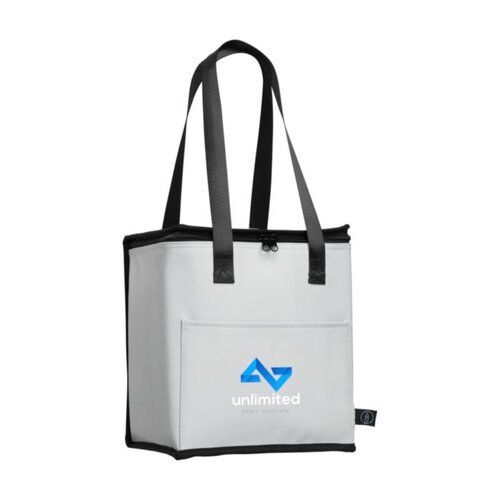 <p>Wil je een <strong>Lennon RCS koeltas bedrukken met logo</strong>? De 264512 is een stevige koeltas van waterafstotend PU met een inhoud van circa 9 liter. De binnenzijde is bekleed met aluminiumfolie en dankzij de ritssluiting, twee stevige handgrepen en het extra voorvak is dit een praktisch model voor werk, evenementen en vrije tijd.</p> <p> </p> <h2>Koeltas van circa 9 liter</h2> <p>Met een inhoud van ongeveer 9 liter zit de Lennon mooi tussen een compacte lunchkoeler en een grote koeltas in. Er is voldoende ruimte voor lunch, drankjes en andere producten die je onderweg koel wilt bewaren.</p> <p>Daarmee is dit formaat geschikt voor een werkdag, picknick, sportdag, evenement of andere activiteit buiten de deur.</p> <p> </p> <h2>Waterafstotend PU dat tegen een stootje kan</h2> <p>De buitenzijde is gemaakt van waterafstotend PU. Volgens Clipper is het materiaal stevig, kan het tegen een stootje en is het bovendien gemakkelijk schoon te houden.</p> <p>Dat maakt de Lennon praktisch
