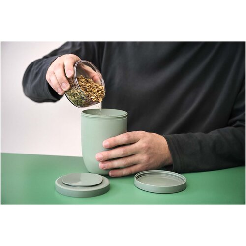 <p>Wil je een <strong>Mepal Ellipse lunchpot bedrukken met logo</strong>? De 113141 is een geïsoleerde lunchpot met twee aparte compartimenten van 750 en 300 ml. Zo neem je een complete lunch mee terwijl toppings, bijgerechten of andere ingrediënten netjes gescheiden blijven.</p> <p> </p> <h2>Twee aparte compartimenten</h2> <p>De Mepal Ellipse heeft een groot vak van 750 ml en een kleiner vak van 300 ml. Daardoor kun je bijvoorbeeld yoghurt of soep meenemen in het grote gedeelte en granola, croutons, fruit of andere toppings apart bewaren.</p> <p>Pas op het moment dat je gaat eten voeg je de ingrediënten samen. Zo blijven smaken en structuren langer zoals je ze bedoeld hebt.</p> <p> </p> <h2>In totaal 1050 ml inhoud</h2> <p>De twee compartimenten bieden samen 1050 ml inhoud. Daarmee is deze Ellipse ruim genoeg voor een volledige lunch of maaltijd en biedt hij meer mogelijkheden dan een compacte snackpot.</p> <p>Wil je andere formaten en lunchoplossingen vergelijken? Bekijk dan onze