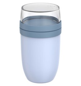 <p>Wil je een <strong>Mepal Ellipse lunchpot bedrukken met logo</strong>? De 113141 is een geïsoleerde lunchpot met twee aparte compartimenten van 750 en 300 ml. Zo neem je een complete lunch mee terwijl toppings, bijgerechten of andere ingrediënten netjes gescheiden blijven.</p> <p> </p> <h2>Twee aparte compartimenten</h2> <p>De Mepal Ellipse heeft een groot vak van 750 ml en een kleiner vak van 300 ml. Daardoor kun je bijvoorbeeld yoghurt of soep meenemen in het grote gedeelte en granola, croutons, fruit of andere toppings apart bewaren.</p> <p>Pas op het moment dat je gaat eten voeg je de ingrediënten samen. Zo blijven smaken en structuren langer zoals je ze bedoeld hebt.</p> <p> </p> <h2>In totaal 1050 ml inhoud</h2> <p>De twee compartimenten bieden samen 1050 ml inhoud. Daarmee is deze Ellipse ruim genoeg voor een volledige lunch of maaltijd en biedt hij meer mogelijkheden dan een compacte snackpot.</p> <p>Wil je andere formaten en lunchoplossingen vergelijken? Bekijk dan onze