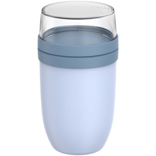 <p>Wil je een <strong>Mepal Ellipse lunchpot bedrukken met logo</strong>? De 113141 is een geïsoleerde lunchpot met twee aparte compartimenten van 750 en 300 ml. Zo neem je een complete lunch mee terwijl toppings, bijgerechten of andere ingrediënten netjes gescheiden blijven.</p> <p> </p> <h2>Twee aparte compartimenten</h2> <p>De Mepal Ellipse heeft een groot vak van 750 ml en een kleiner vak van 300 ml. Daardoor kun je bijvoorbeeld yoghurt of soep meenemen in het grote gedeelte en granola, croutons, fruit of andere toppings apart bewaren.</p> <p>Pas op het moment dat je gaat eten voeg je de ingrediënten samen. Zo blijven smaken en structuren langer zoals je ze bedoeld hebt.</p> <p> </p> <h2>In totaal 1050 ml inhoud</h2> <p>De twee compartimenten bieden samen 1050 ml inhoud. Daarmee is deze Ellipse ruim genoeg voor een volledige lunch of maaltijd en biedt hij meer mogelijkheden dan een compacte snackpot.</p> <p>Wil je andere formaten en lunchoplossingen vergelijken? Bekijk dan onze