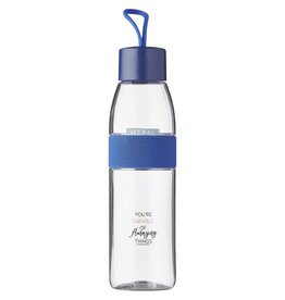 <p>Wil je een <strong>Mepal Ellipse waterfles bedrukken met logo</strong>? De 100758 is een compacte herbruikbare drinkfles van 500 ml met een volledig lekvrije schroefdop en handige draaglus. Het slanke formaat maakt de fles praktisch voor kantoor, sport, woon-werkverkeer en dagelijks gebruik onderweg.</p> <p> </p> <h2>Compacte waterfles van 500 ml</h2> <p>Met een inhoud van 500 ml heeft de Mepal Ellipse een prettig formaat voor dagelijks gebruik. De fles biedt voldoende ruimte voor water of een andere drank, zonder onnodig veel plaats in een werk-, sport- of rugtas in te nemen.</p> <p>De fles is 27 cm hoog, heeft een diameter van 6 cm en weegt circa 110 gram. Daardoor blijft hij licht en gemakkelijk mee te nemen.</p> <p> </p> <h2>Volledig lekvrij voor onderweg</h2> <p>De Ellipse is 100% lekvrij ontworpen. Daardoor kun je de fles gerust meenemen in een tas tijdens woon-werkverkeer, naar kantoor, school of een sportactiviteit.</p> <p>De schroefdop is voorzien van een praktische lus. Da