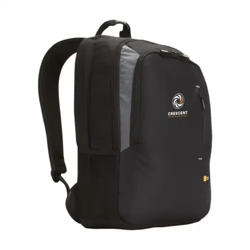 <p>Wil je een <strong>Case Logic laptoprugzak 17 inch bedrukken met logo</strong>? De Case Logic Laptop Backpack (261513) is een ruime laptoprugzak van dobbynylon met een inhoud van 25 liter. Het beschermde laptopvak, de slimme opbergvakken en de comfortabele draagconstructie maken deze rugzak geschikt voor dagelijks zakelijk gebruik, woon-werkverkeer en reizen.</p> <p> </p> <h2>Beschermd laptopvak voor laptops tot 17 inch</h2> <p>Het aparte laptopvak is geschikt voor breedbeeldlaptops tot maximaal 17 inch. De beschermende foamvoering helpt de laptop tijdens het vervoeren te beschermen. Doordat het vak voor driekwart geopend kan worden, kun je de laptop gemakkelijk plaatsen en uitnemen.</p> <p>Naast het laptopvak beschikt de rugzak over een extra opbergvak voor boeken, documenten en mappen. Met 25 liter inhoud is er voldoende ruimte voor de dagelijkse werkbenodigdheden zonder dat je verschillende tassen hoeft mee te nemen.</p> <p> </p> <h2>Smart Organization voor elektronica en accesso