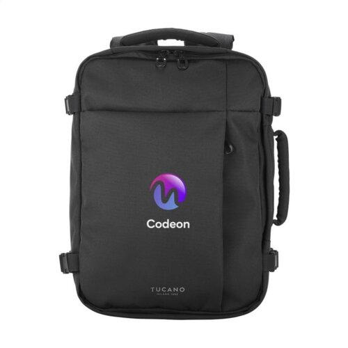 <p>Wil je een <strong>Tucano Tugo 3M rugzak bedrukken met logo</strong>? De Tucano Tugo 3M Cabin Backpack (262943) is een handbagagerugzak van het Italiaanse merk Tucano, speciaal ontworpen voor vliegreizen. Met circa 23 liter inhoud, een gewatteerd laptopvak voor laptops tot 15,6 inch, een ruime opbergruimte voor kleding en een praktische trolleyriem is deze rugzak bijzonder geschikt voor medewerkers die regelmatig zakelijk reizen. Het model bevat bovendien materialen afkomstig van 24 gerecyclede PET-flessen.</p> <p> </p> <h2>Handbagagerugzak voor vliegreizen</h2> <p>De Tucano Tugo 3M is ontworpen als compacte cabine- en handbagagerugzak. Volgens de leverancier voldoet het model aan de afmetingseisen van lowcost luchtvaartmaatschappijen en kan de rugzak onder de vliegtuigstoel worden geplaatst.</p> <p>Dat maakt de Tugo interessant voor korte zakelijke reizen, congressen en evenementen waarbij je liever geen grote koffer meeneemt. Met circa 23 liter inhoud biedt de rugzak ruimte voor k