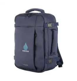 <p>Wil je een <strong>Tucano Tugo 3M rugzak bedrukken met logo</strong>? De Tucano Tugo 3M Cabin Backpack (262943) is een handbagagerugzak van het Italiaanse merk Tucano, speciaal ontworpen voor vliegreizen. Met circa 23 liter inhoud, een gewatteerd laptopvak voor laptops tot 15,6 inch, een ruime opbergruimte voor kleding en een praktische trolleyriem is deze rugzak bijzonder geschikt voor medewerkers die regelmatig zakelijk reizen. Het model bevat bovendien materialen afkomstig van 24 gerecyclede PET-flessen.</p> <p> </p> <h2>Handbagagerugzak voor vliegreizen</h2> <p>De Tucano Tugo 3M is ontworpen als compacte cabine- en handbagagerugzak. Volgens de leverancier voldoet het model aan de afmetingseisen van lowcost luchtvaartmaatschappijen en kan de rugzak onder de vliegtuigstoel worden geplaatst.</p> <p>Dat maakt de Tugo interessant voor korte zakelijke reizen, congressen en evenementen waarbij je liever geen grote koffer meeneemt. Met circa 23 liter inhoud biedt de rugzak ruimte voor k