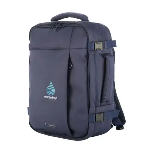 <p>Wil je een <strong>Tucano Tugo 3M rugzak bedrukken met logo</strong>? De Tucano Tugo 3M Cabin Backpack (262943) is een handbagagerugzak van het Italiaanse merk Tucano, speciaal ontworpen voor vliegreizen. Met circa 23 liter inhoud, een gewatteerd laptopvak voor laptops tot 15,6 inch, een ruime opbergruimte voor kleding en een praktische trolleyriem is deze rugzak bijzonder geschikt voor medewerkers die regelmatig zakelijk reizen. Het model bevat bovendien materialen afkomstig van 24 gerecyclede PET-flessen.</p> <p> </p> <h2>Handbagagerugzak voor vliegreizen</h2> <p>De Tucano Tugo 3M is ontworpen als compacte cabine- en handbagagerugzak. Volgens de leverancier voldoet het model aan de afmetingseisen van lowcost luchtvaartmaatschappijen en kan de rugzak onder de vliegtuigstoel worden geplaatst.</p> <p>Dat maakt de Tugo interessant voor korte zakelijke reizen, congressen en evenementen waarbij je liever geen grote koffer meeneemt. Met circa 23 liter inhoud biedt de rugzak ruimte voor k
