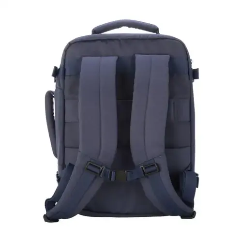 <p>Wil je een <strong>Tucano Tugo 3M rugzak bedrukken met logo</strong>? De Tucano Tugo 3M Cabin Backpack (262943) is een handbagagerugzak van het Italiaanse merk Tucano, speciaal ontworpen voor vliegreizen. Met circa 23 liter inhoud, een gewatteerd laptopvak voor laptops tot 15,6 inch, een ruime opbergruimte voor kleding en een praktische trolleyriem is deze rugzak bijzonder geschikt voor medewerkers die regelmatig zakelijk reizen. Het model bevat bovendien materialen afkomstig van 24 gerecyclede PET-flessen.</p> <p> </p> <h2>Handbagagerugzak voor vliegreizen</h2> <p>De Tucano Tugo 3M is ontworpen als compacte cabine- en handbagagerugzak. Volgens de leverancier voldoet het model aan de afmetingseisen van lowcost luchtvaartmaatschappijen en kan de rugzak onder de vliegtuigstoel worden geplaatst.</p> <p>Dat maakt de Tugo interessant voor korte zakelijke reizen, congressen en evenementen waarbij je liever geen grote koffer meeneemt. Met circa 23 liter inhoud biedt de rugzak ruimte voor k