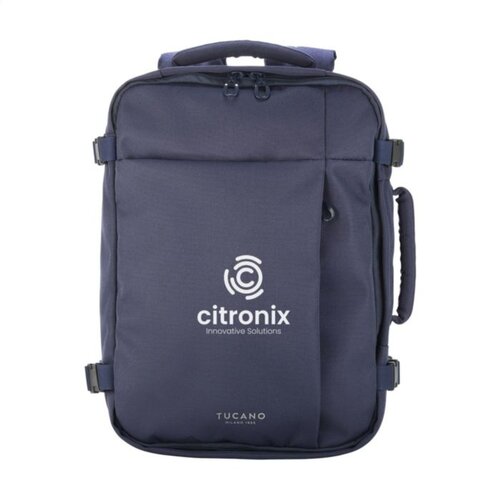 <p>Wil je een <strong>Tucano Tugo 3M rugzak bedrukken met logo</strong>? De Tucano Tugo 3M Cabin Backpack (262943) is een handbagagerugzak van het Italiaanse merk Tucano, speciaal ontworpen voor vliegreizen. Met circa 23 liter inhoud, een gewatteerd laptopvak voor laptops tot 15,6 inch, een ruime opbergruimte voor kleding en een praktische trolleyriem is deze rugzak bijzonder geschikt voor medewerkers die regelmatig zakelijk reizen. Het model bevat bovendien materialen afkomstig van 24 gerecyclede PET-flessen.</p> <p> </p> <h2>Handbagagerugzak voor vliegreizen</h2> <p>De Tucano Tugo 3M is ontworpen als compacte cabine- en handbagagerugzak. Volgens de leverancier voldoet het model aan de afmetingseisen van lowcost luchtvaartmaatschappijen en kan de rugzak onder de vliegtuigstoel worden geplaatst.</p> <p>Dat maakt de Tugo interessant voor korte zakelijke reizen, congressen en evenementen waarbij je liever geen grote koffer meeneemt. Met circa 23 liter inhoud biedt de rugzak ruimte voor k