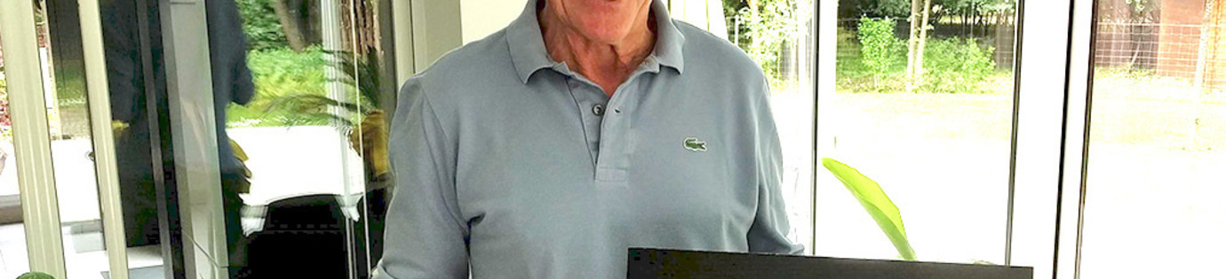 Joop Zoetemelk signeert voor De Hand Van Maradona