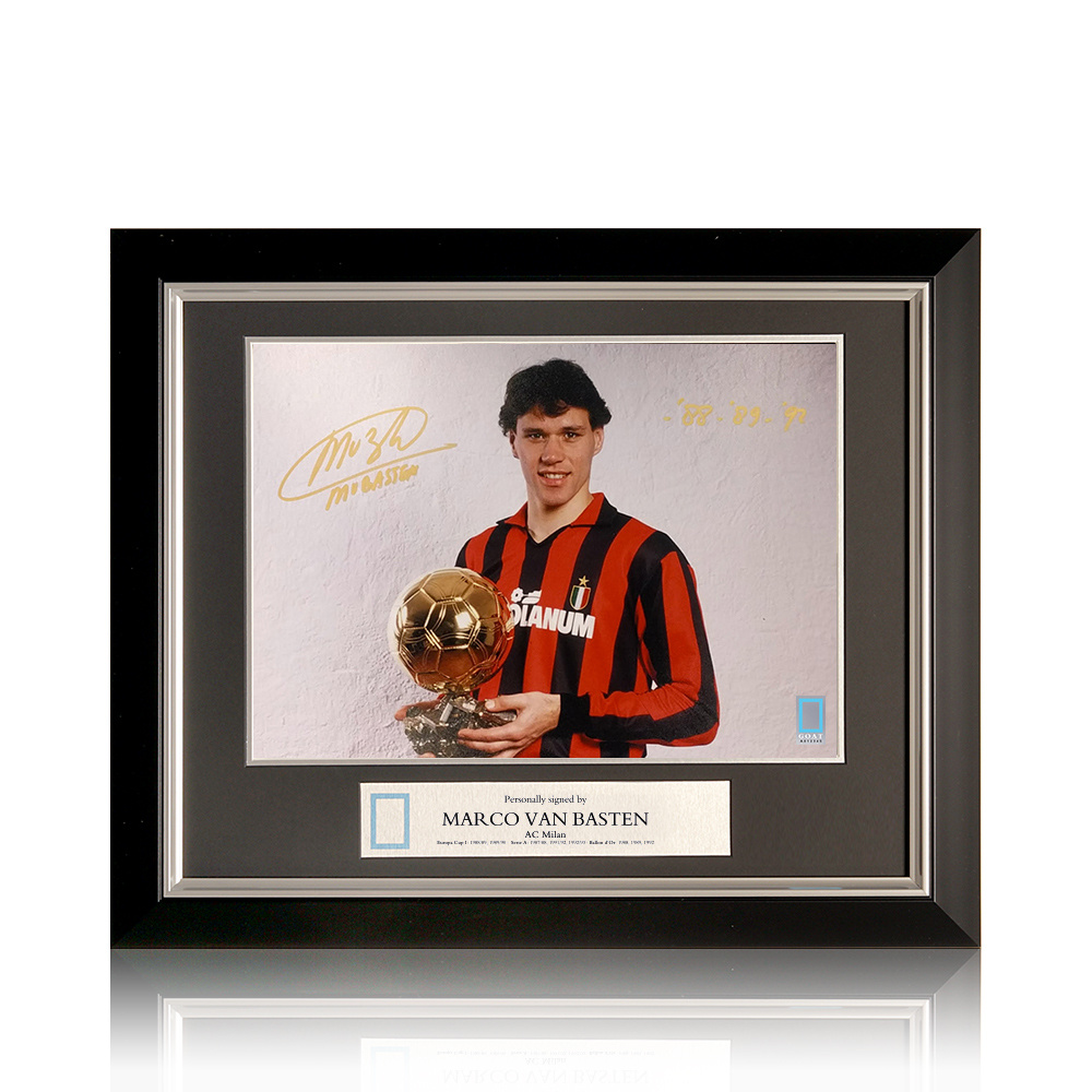 Marco van Basten gesigneerd AC Milan foto Ballon d'Or in De Hand Van Maradona Marco van Basten gesigneerd AC Milan foto Ballon d'Or in De Hand Van Maradona