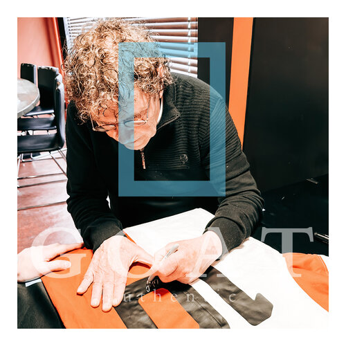 Willem van Hanegem gesigneerd Feyenoord shirt retro - ingelijst Willem van Hanegem gesigneerd Feyenoord shirt retro - ingelijst