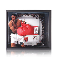 Muhammad Ali gesigneerd Everlast bokshandschoen - ingelijst Muhammad Ali gesigneerd Everlast bokshandschoen - ingelijst