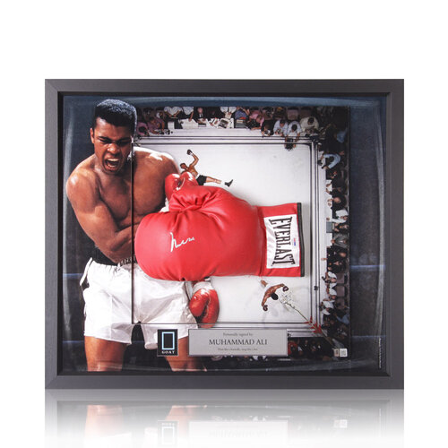 Muhammad Ali gesigneerd Everlast bokshandschoen - ingelijst Muhammad Ali gesigneerd Everlast bokshandschoen - ingelijst