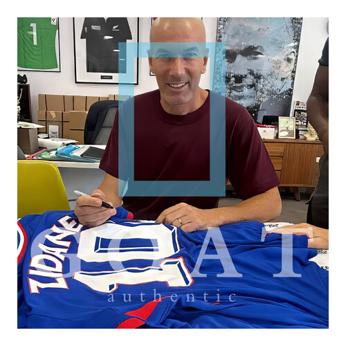 Zinedine Zidane gesigneerd Frankrijk shirt - ingelijst