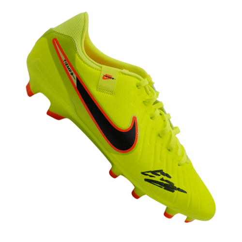 Icons Ethan Nwaneri gesigneerde voetbalschoen