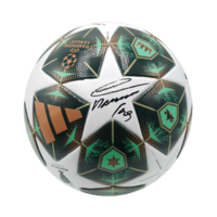 Icons Lautaro Martinez gesigneerde voetbal