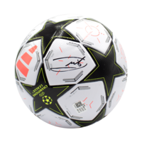 Icons Andrea Pirlo gesigneerde voetbal