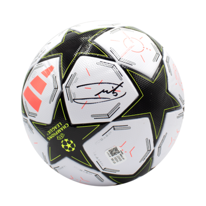 Andrea Pirlo gesigneerde voetbal