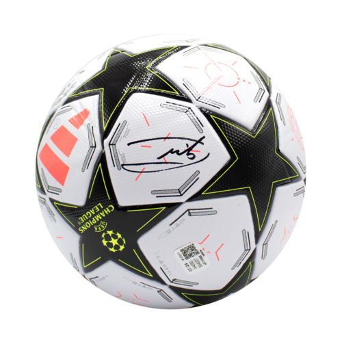 Icons Andrea Pirlo gesigneerde voetbal