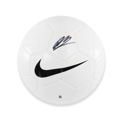 Ryan Bertrand gesigneerde voetbal