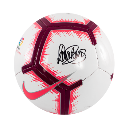 Lieke Martens gesigneerde voetbal