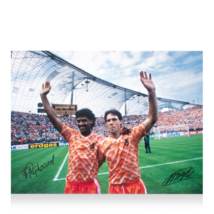 Van Basten en Rijkaard gesigneerde Nederland foto 1988