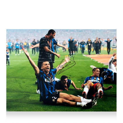 Walter Samuel gesigneerde Internazionale foto 2010