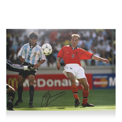 Dennis Bergkamp gesigneerde Nederland foto