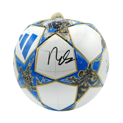 Morgan Rogers gesigneerde voetbal