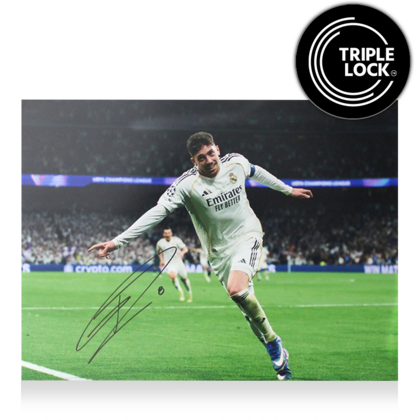Federico Valverde gesigneerde Real Madrid foto