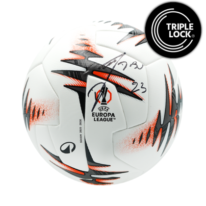 Emiliano Martinez gesigneerde voetbal