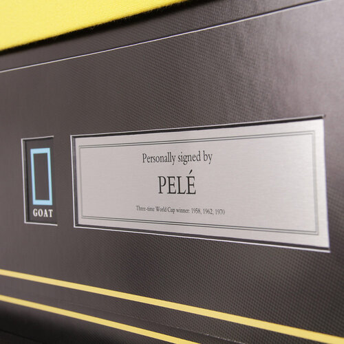 Pelé gesigneerd Brazilië WK 1970 shirt - ingelijst Pelé gesigneerd Brazilië WK 1970 shirt - ingelijst