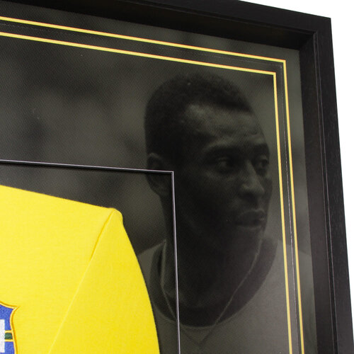 Pelé gesigneerd Brazilië WK 1970 shirt - ingelijst Pelé gesigneerd Brazilië WK 1970 shirt - ingelijst