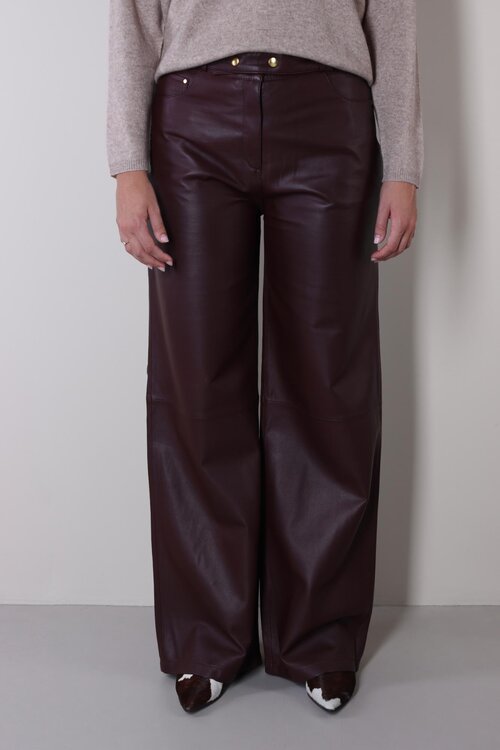 Studio AR by Arma Rood Kaia leren broek