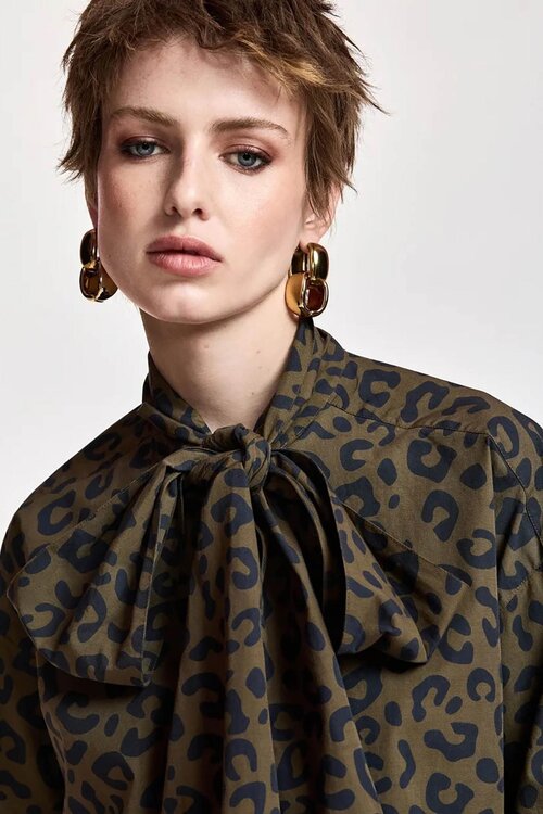 Essentiel Antwerp Blouse met strikkraag Kaki