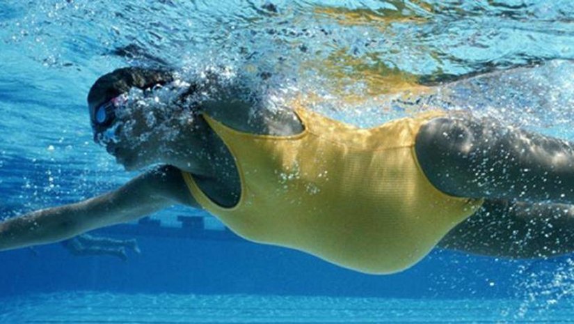 Zwanger in badkleding