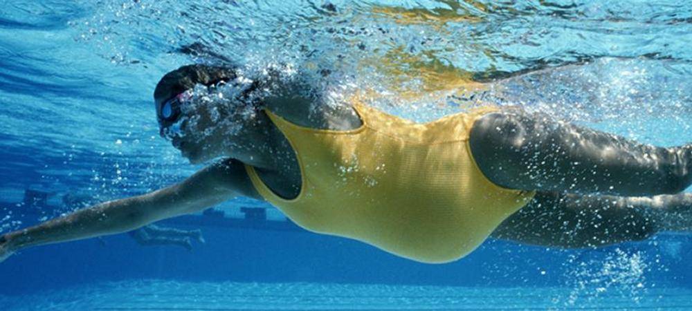 Zwanger in badkleding Zwanger in badkleding